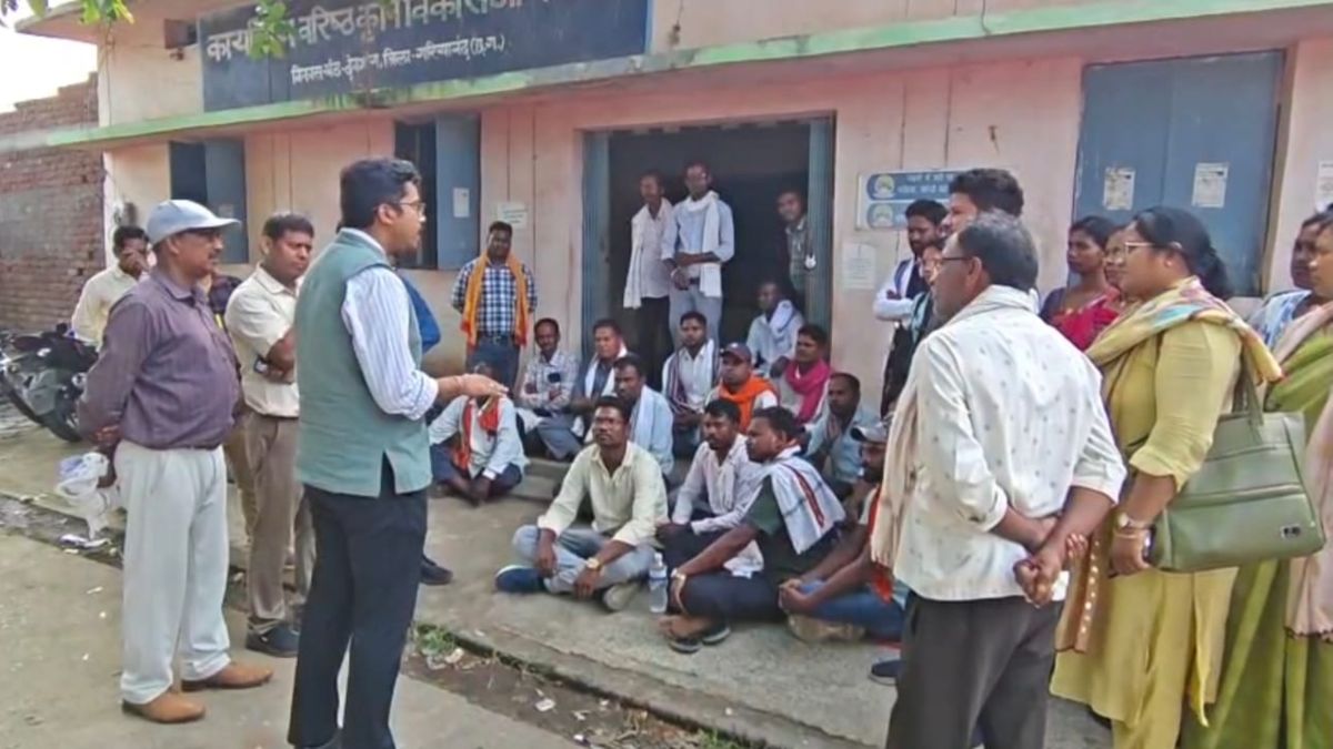 काम नहीं मिलने से नाराज सरपंच धरने पर बैठे, सुशासन तिहार से बनाई दूरी, कलेक्टर को पत्र लिखकर बताया अपना दर्द
