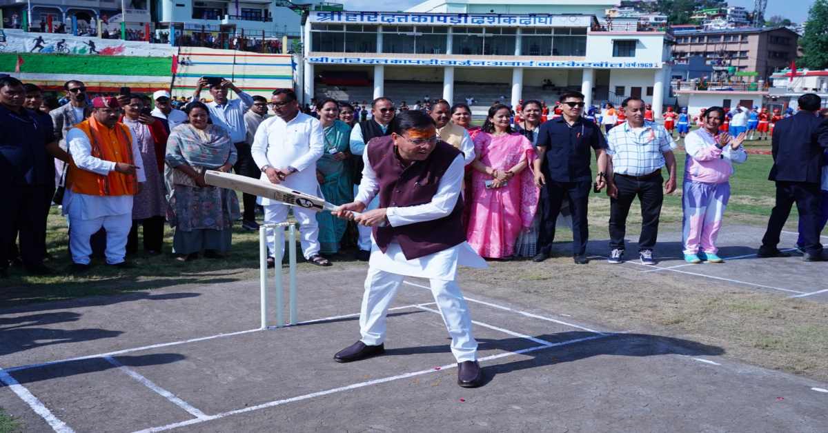 पिथौरागढ़ को मिला क्रिकेट स्टेडियम, सीएम धामी ने किया लोकार्पण, पिच पर आजमाई अपनी पारी