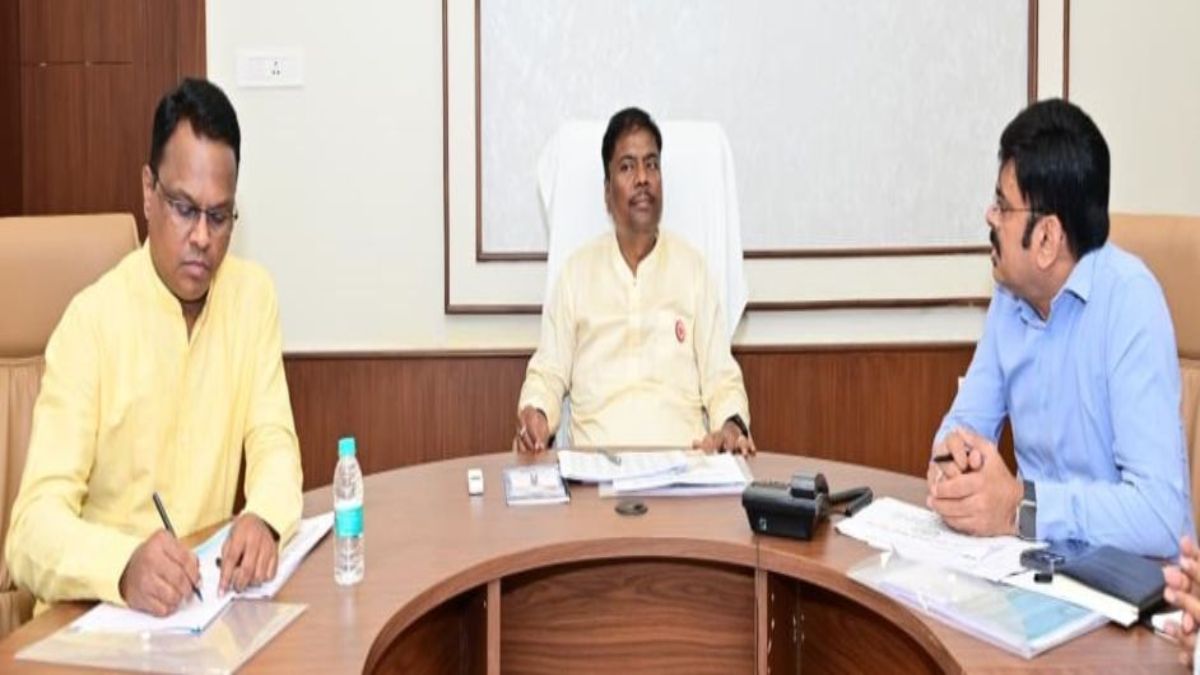 खरीफ सीजन 2026 : 8800 करोड़ के कृषि ऋण का लक्ष्य, मंत्री कश्यप ने अधिकारियों को दिए निर्देश, समितियों में खाद-बीज की कमी न हो