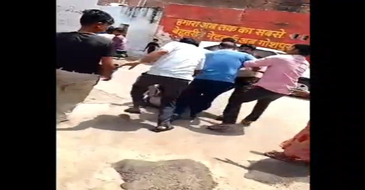 कार पार्किंग को लेकर खूनी संघर्ष: पड़ोसियों ने बातचीत के बहाने बुलाकर युवक को बेरहमी से पीटा, वीडियो वायरल
