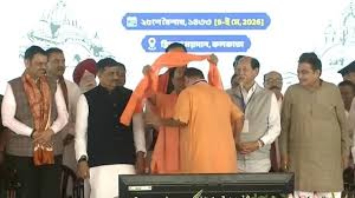 CM आदित्यनाथ ने शुभेंदु को पहनाया अपना भगवा गमछा, भाजपा की विचारधारा और हिंदुत्व का प्रतीक का दिया संदेश