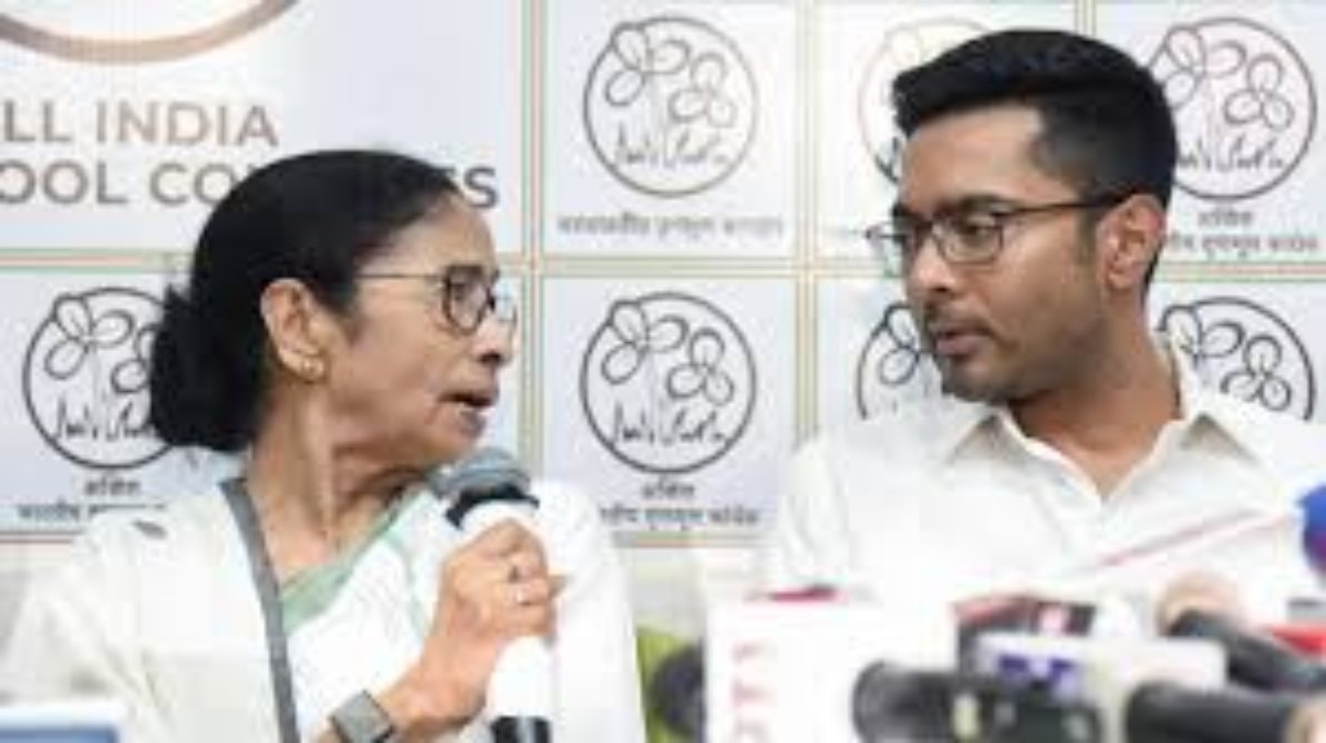 बंगाल में हार के बाद TMC में अभिषेक बनर्जी के ख़िलाफ़ उठने लगी आवाज़ें, चार नेताओं और प्रवक्ताओं को कारण बताओ नोटिस जारी