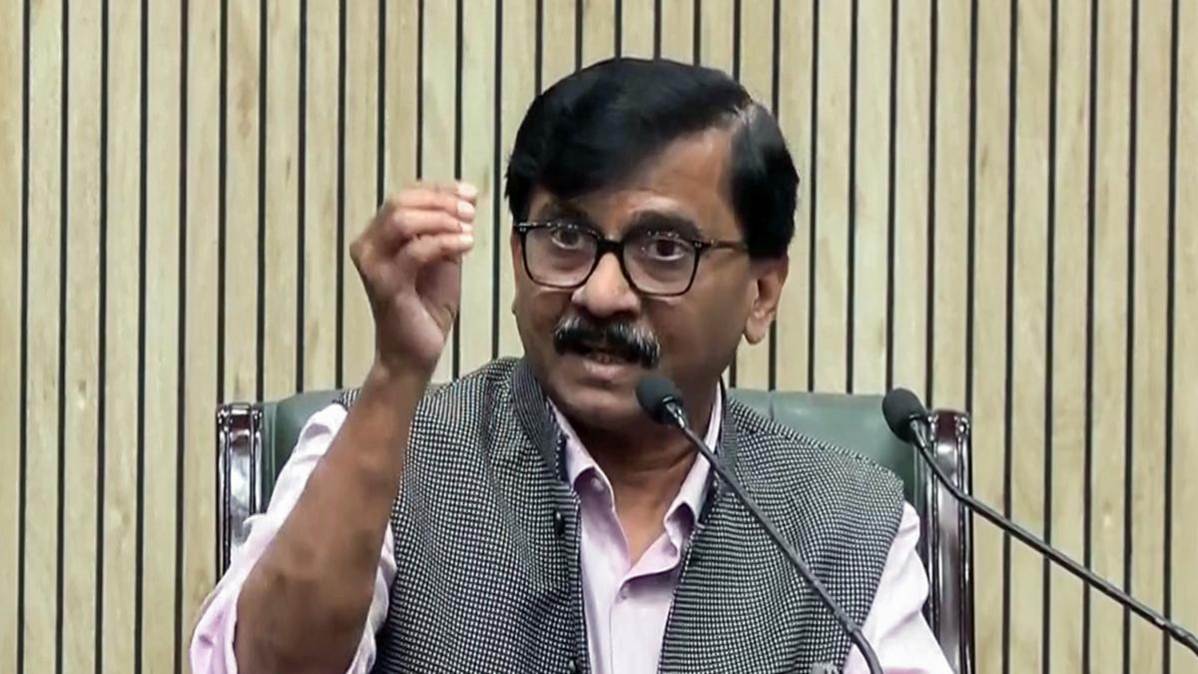 “दूसरे दल से आए भ्रष्टाचारी को सीएम बनाने की परंपरा को कायम रखा”, संजय राउत ने BJP पर तंज कसते हुए कहा- बीजेपी का अभिनंदन करना चाहिए