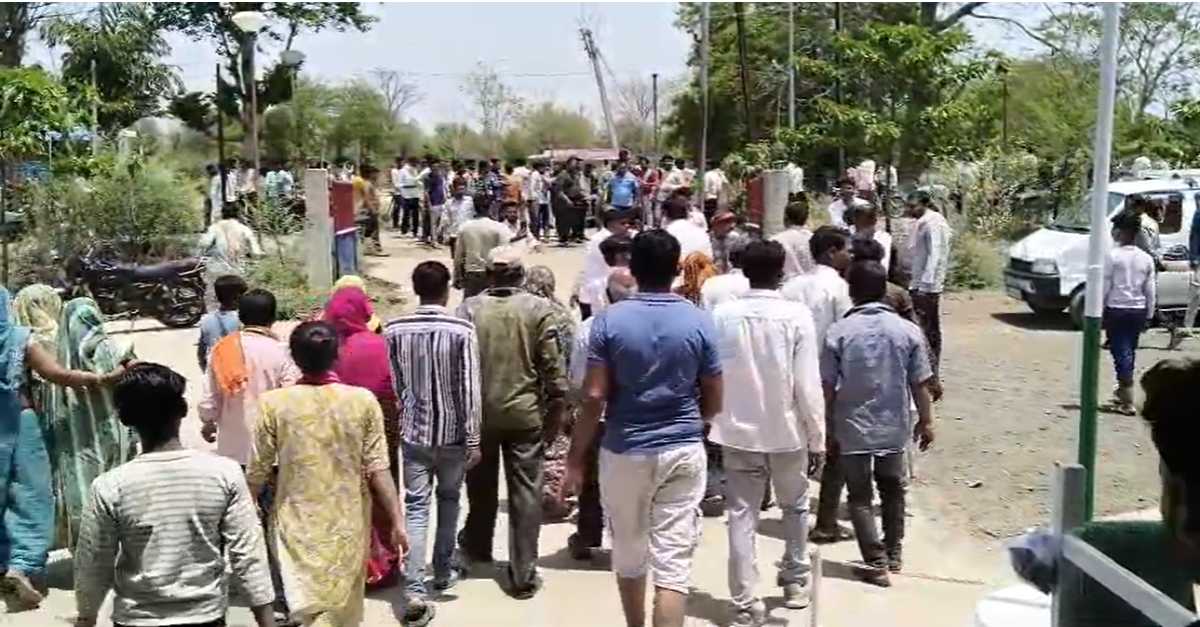 सागर में खूनी संघर्ष: शराब दुकान के कर्मचारियों ने 2 युवकों को पीट-पीटकर मारा, गुस्साई भीड़ ने दुकान फूंकी, परिजनों ने सड़क पर लगाया जाम