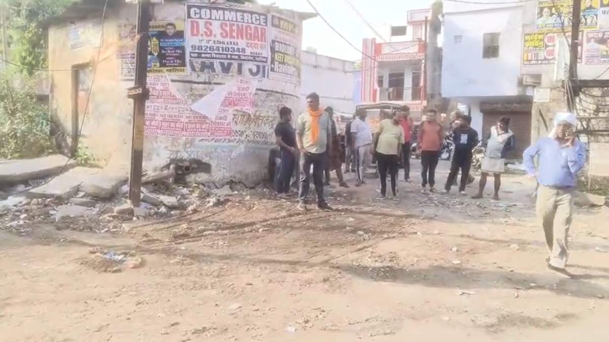 Lalluram Impact: पानी की टंकी में सांप वाली खबर का बड़ा असर, कुंभकर्णी नींद से जागा निगम, सफाई करने जेसीबी लेकर पहुंची टीम