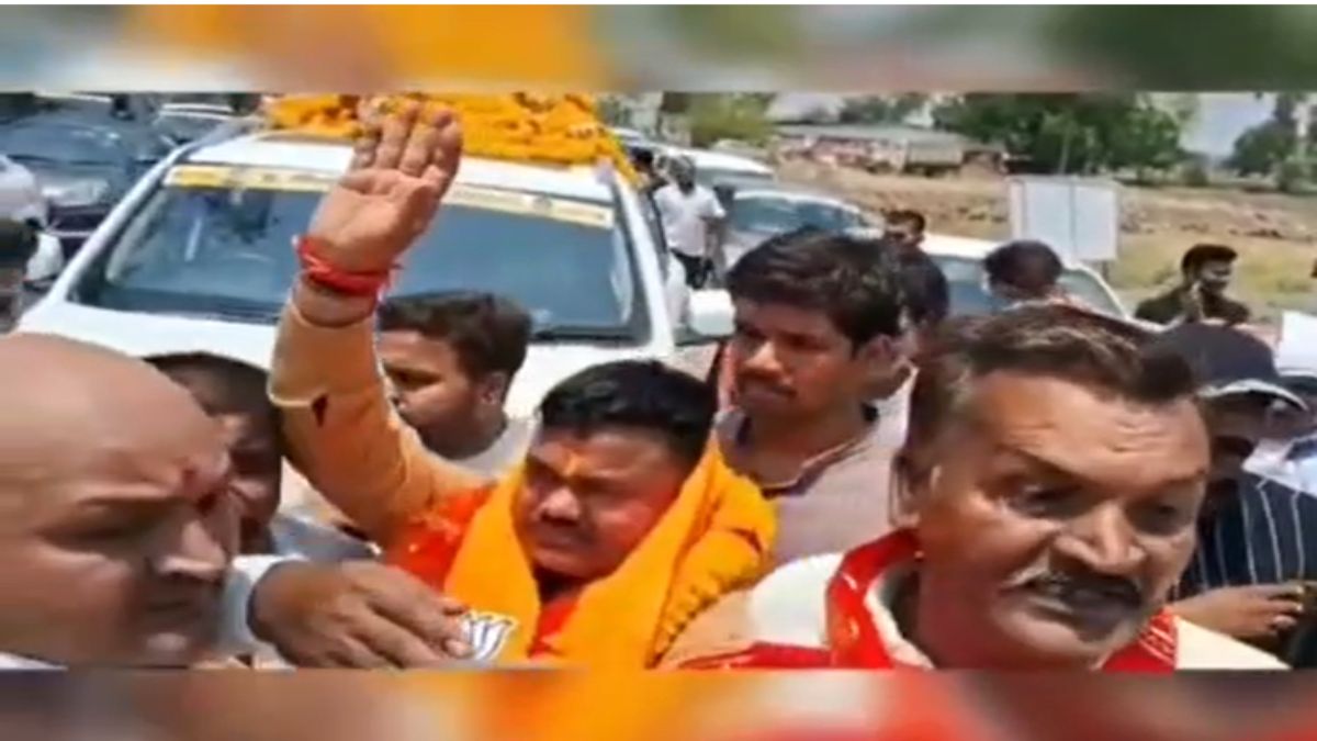 पेट्रोल-डीजल बचाने की अपील का माननीय पर असर नहींः पदभार लेने सैकड़ों गाड़ियों के काफिले से पहुंचे पाठ्य पुस्तक निगम के चेयरमैन, सड़क पर लगा जाम
