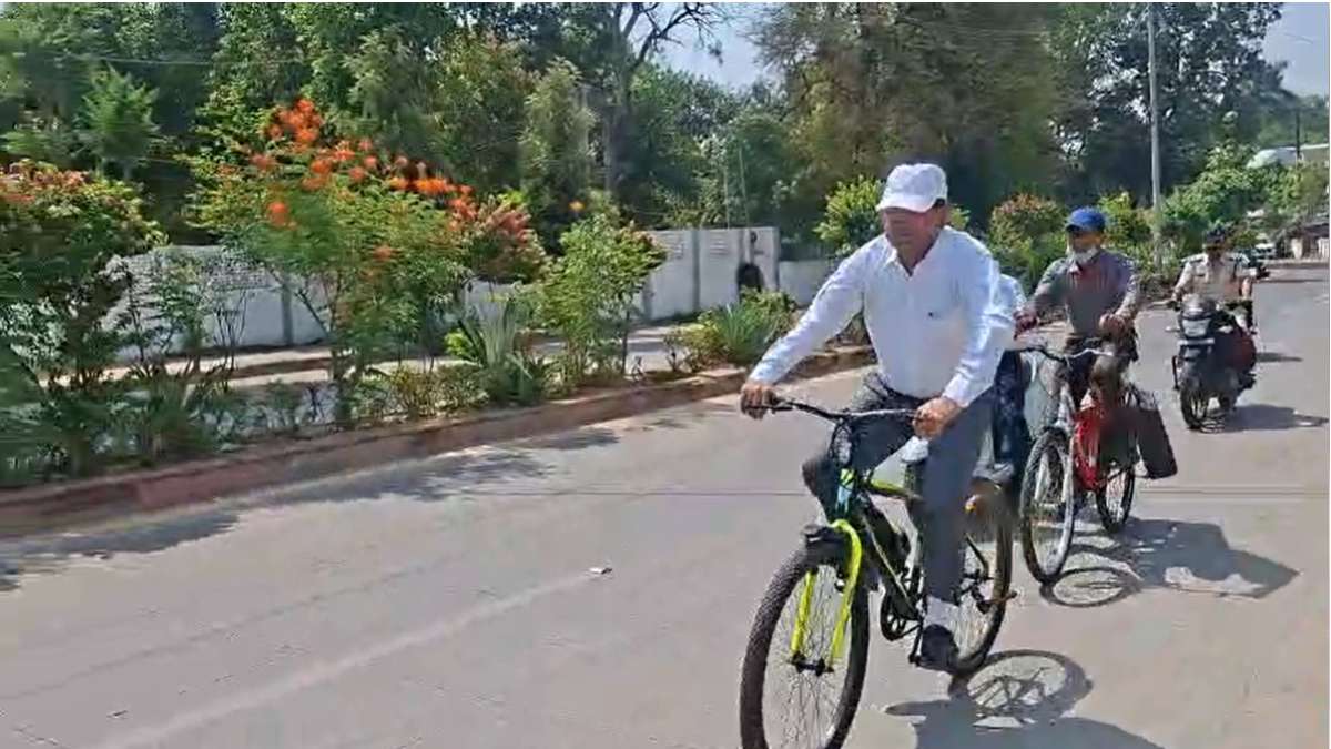 पीएम मोदी की अपील का असरः MP हाईकोर्ट के जस्टिस डीडी बंसल साइकिल चलाकर पहुंचे कोर्ट
