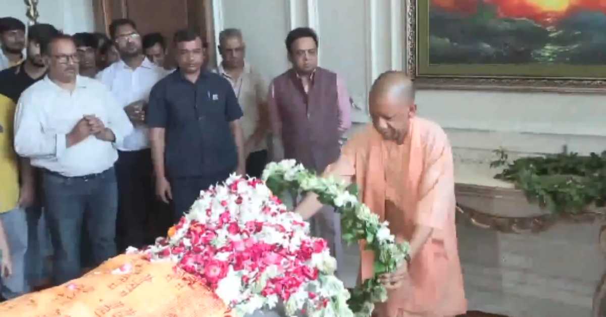 अपर्णा यादव के पति प्रतीक यादव को श्रद्धांजलि देने पहुंचे  CM योगी, राजनीतिक और सामाजिक हल्कों में दौड़ी शोक की लहर