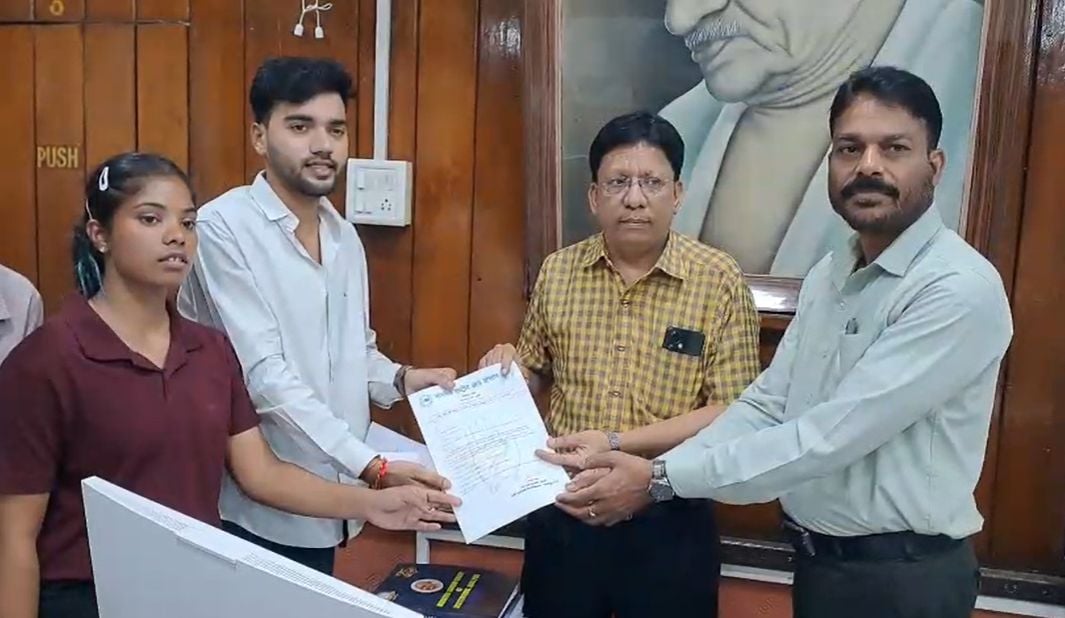 RDVV का कारनामा: बिना कॉपी जांचे छात्रा को थमाए 11 अंक, वीडियो सामने आने के बाद विश्वविद्यालय में हड़कंप, कुलगुरु ने दिए जांच के आदेश