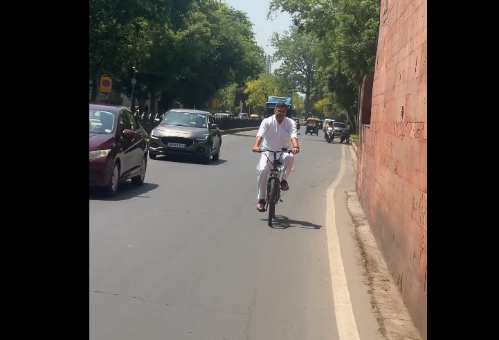पीएम मोदी के तेल बचाने की अपील का असर, गाड़ी छोड़ साइकिल पर सवार होकर पहुंचे दिल्ली के मंत्री