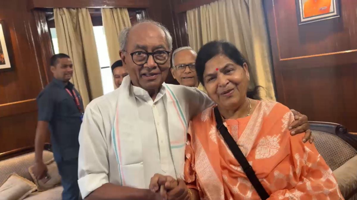 राजनीति की खूबसूरत तस्वीरः इंदौर में दिग्विजय और उषा ठाकुर के बीच ‘सनातन’ पर दिलचस्प बहस, पूर्व सीएम बोले- ‘मैं पक्का सनातनी, क्या आपने नर्मदा परिक्रमा की है?’
