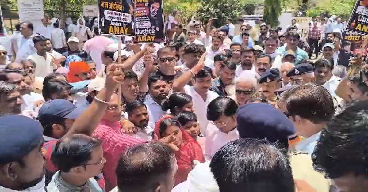 मासूम की मौत पर फूटा गुस्सा: बस हादसे के बाद सड़कों पर उतरा जैन और अग्रवाल समाज, कलेक्टर ने जमीन पर बैठकर सुनी पिता की गुहार, दिलाया कार्रवाई का भरोसा