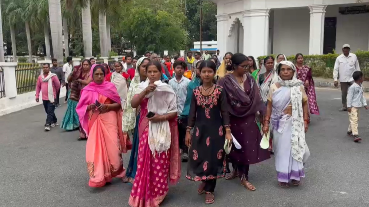 करोड़ों की जमीन हड़पने का मामला: 24 डिसमिल जमीन का दिया पैसा और 3.17 एकड़ पर कराई रजिस्ट्री, पीड़िता ने कलेक्टर से लगाई न्याय की गुहार