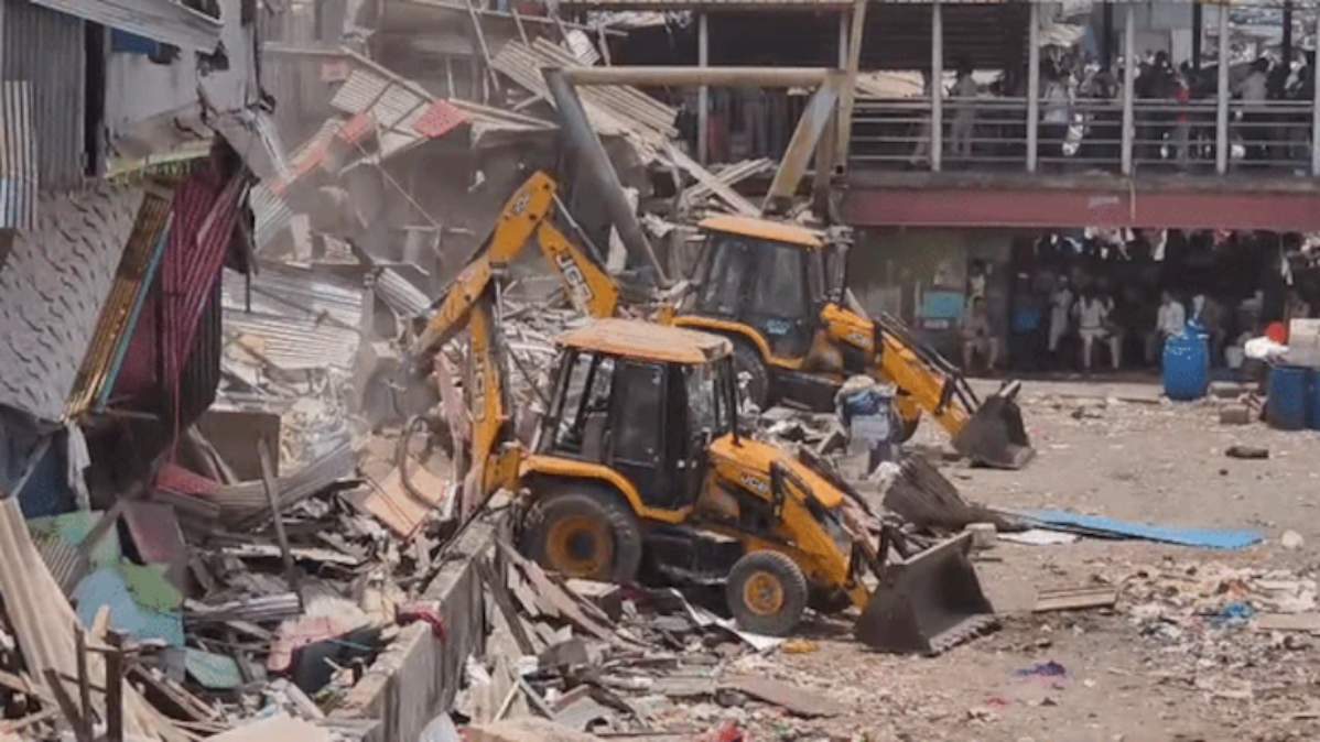 मुंबई में रेलवे और BMC का चला बुलडोजर, हाई कोर्ट के आदेश के बाद 400 से अधिक अवैध झुग्गी-झोपड़ी ध्वस्त