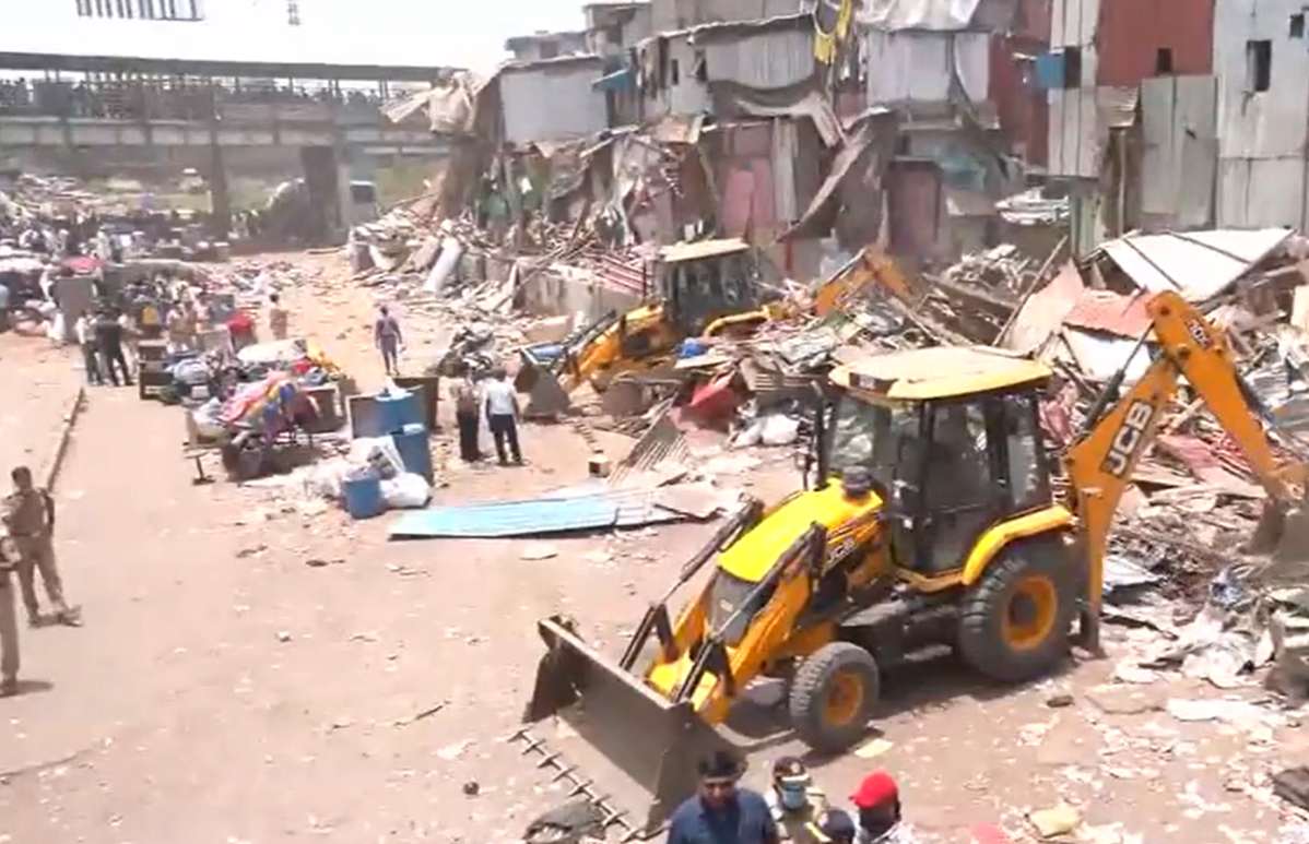 मुंबई में रेलवे और BMC का चला बुलडोजर, हाई कोर्ट के आदेश के बाद 400 से अधिक अवैध झुग्गी-झोपड़ी ध्वस्त
