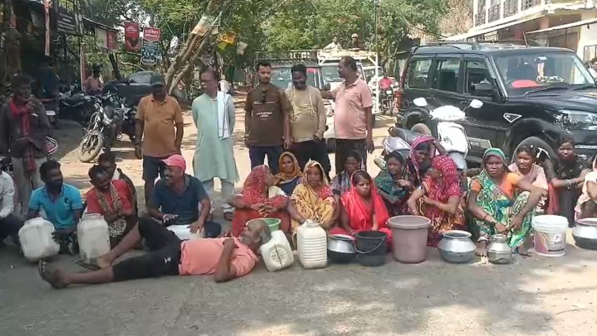 डिंडोरी में जल संकट: खाली बर्तन लेकर महिलाओं ने सड़क पर लगाया जाम, मंत्री के आश्वासन पर खुला जाम, ठेकेदार के खिलाफ बड़ी कार्रवाई