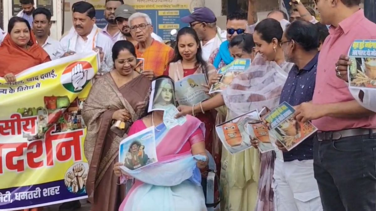 VIDEO : पेट्रोल-डीजल की बढ़ती कीमतों के खिलाफ कांग्रेस का अनोखा प्रदर्शन, ‘महंगाई डायन खाए जात है’ गाने पर उड़ाए नोट