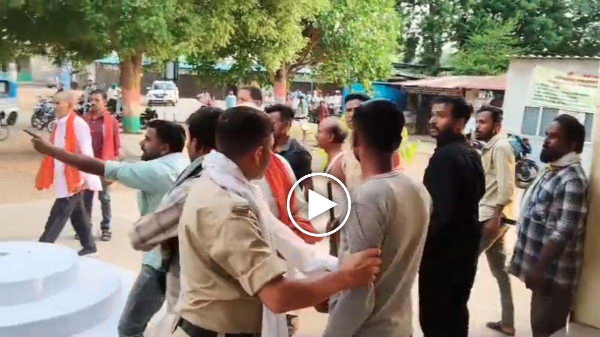 न्यायालय परिसर में जमकर मारपीट : दो पक्षों ने एक-दूसरे पर रॉड से किया हमला, वीडियो वायरल… तहसीलदार ने कार्रवाई के लिए पुलिस को लिखा पत्र