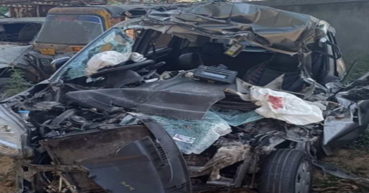 मौत का सफरः अज्ञात वाहन से जा भिड़ी कार, 4 लोगों की उखड़ी सांसें, 2 लड़ रहे जिंदगी की जंग