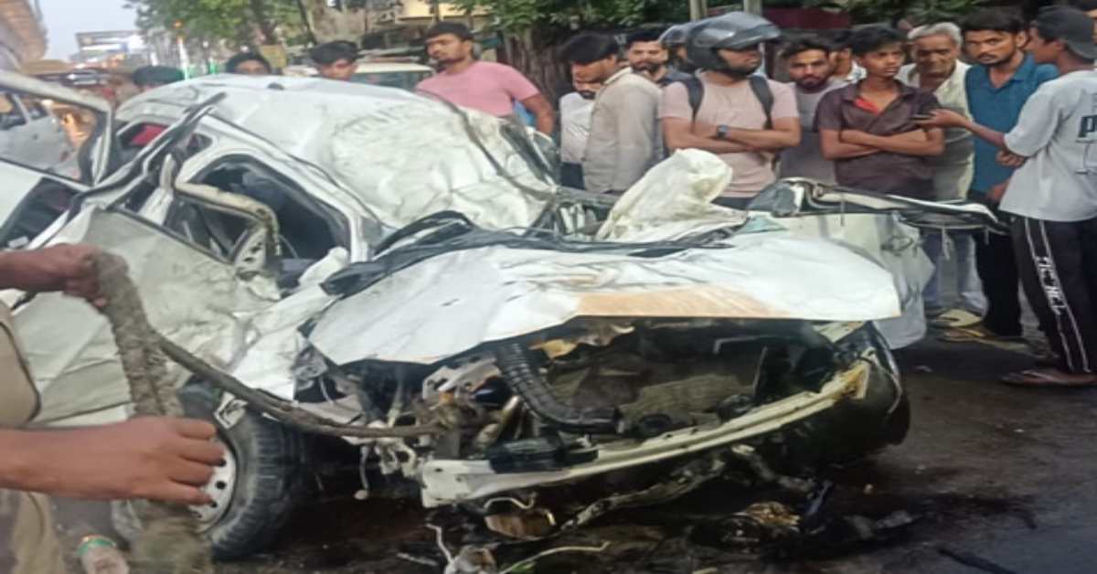 दोस्तों के साथ मौत का सफरः डिवाइडर से टकराकर पलटी कार, 2 लोगों की उखड़ी सांसें, 3 की हालत देख चीख पड़े लोग
