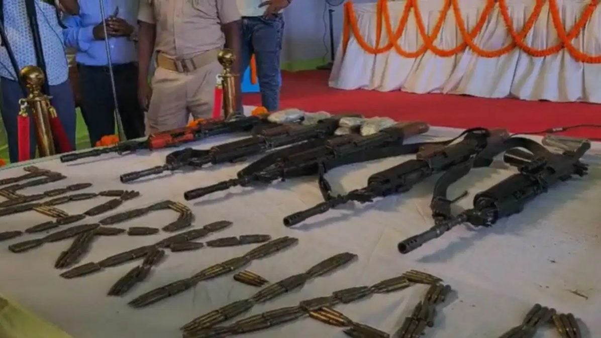 झारखंड में ऑपरेशन ‘नवजीवन’ के तहत एक साथ 27 नक्सलियों का सरेंडर, 6 पर था 5-5 लाख का इनाम