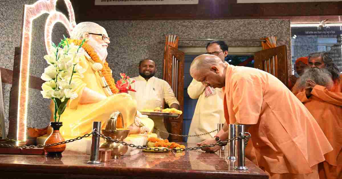 गोरखनाथ मंदिर पहुंचे CM योगी, बाबा गोरखनाथ का लिया आशीर्वाद, सुबह लगाएंगे जनता दर्शन