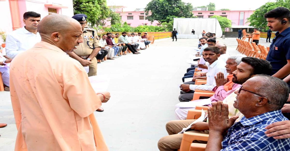 समर्पित शासन, सशक्त समाधान : सीएम योगी ने किया ‘जनता दर्शन’, फरियादियों की सुनी शिकायतें