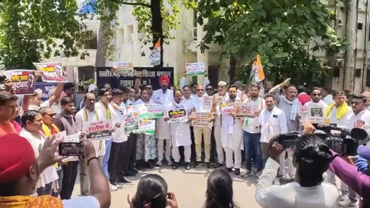 सरकारी स्कूलों में स्थानीय शुल्क बढ़ाए जाने के विरोध में उतरी कांग्रेस, शिक्षा विभाग कार्यालय का घेराव कर की आदेश वापस लेने की मांग