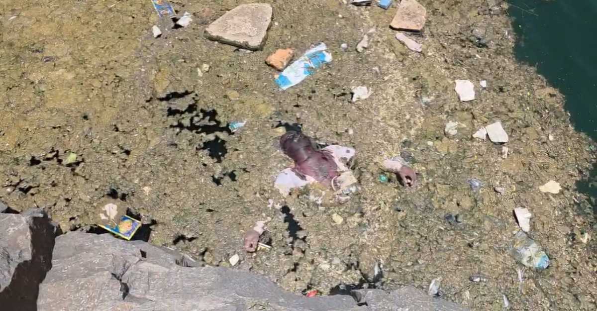 युवक का शव मिलने से फैली सनसनीः शर्ट के अंदर भरे थे पत्थर, हत्या की आशंका, जांच में जुटी पुलिस