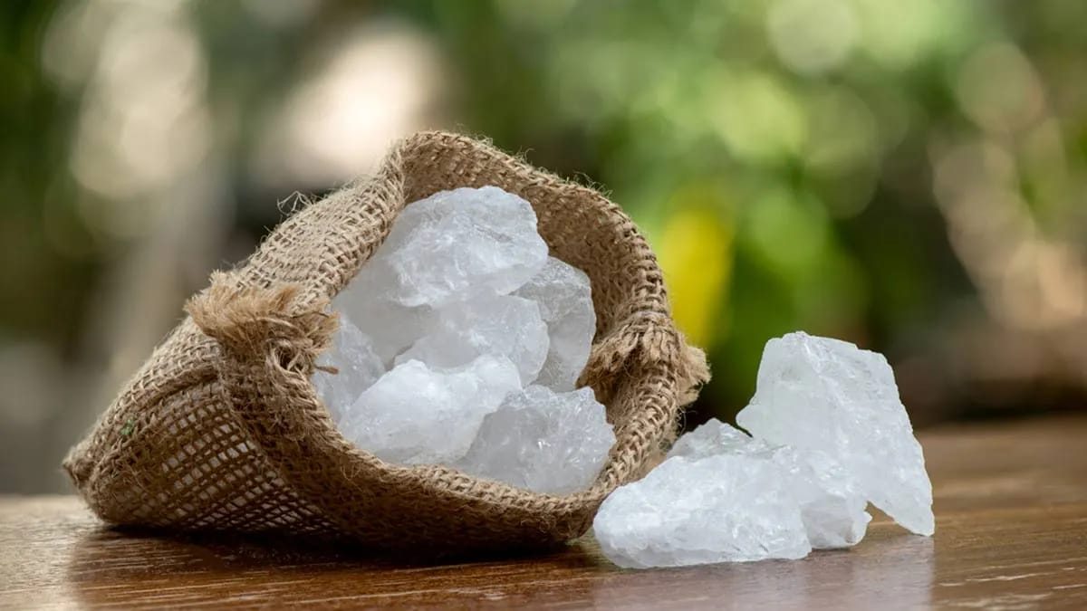 शनिवार के खास उपायों में छिपा फिटकरी का असर, छोटे-छोटे टोटके बदल सकते हैं किस्मत और घर का माहौल…