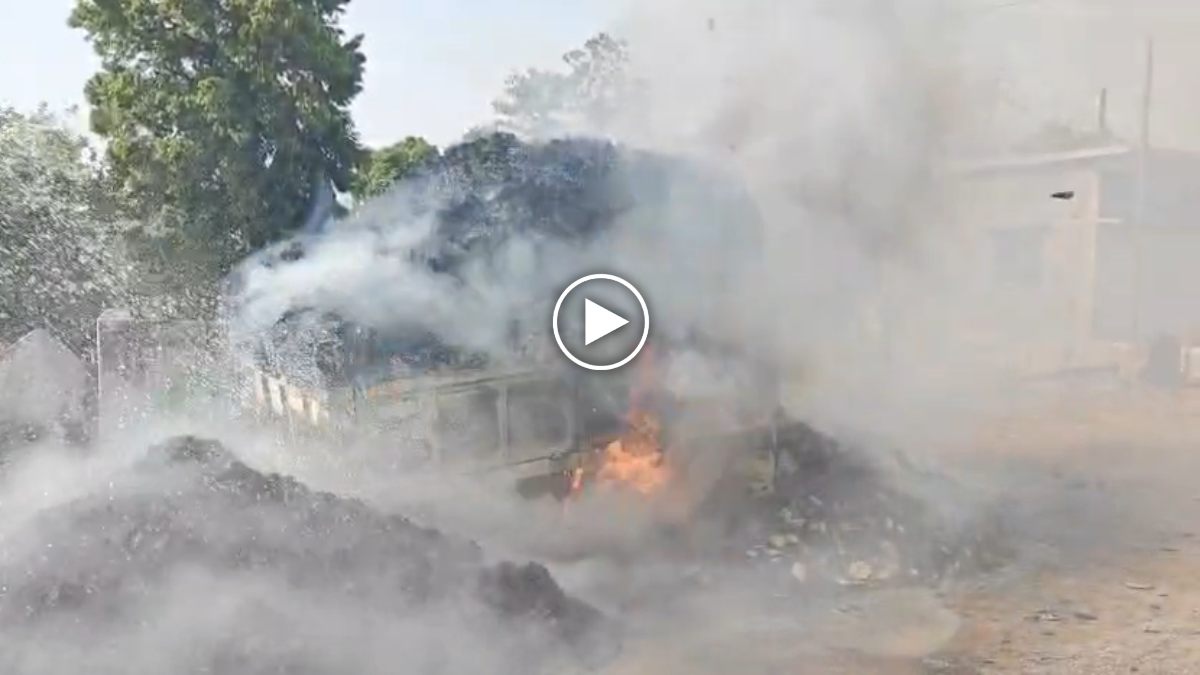 VIDEO : बिजली तार की चपेट में आने से तेंदूपत्ता से लदी ट्रैक्टर-ट्रॉली में लगी भीषण आग, चालक की सूझबूझ से टला बड़ा हादसा