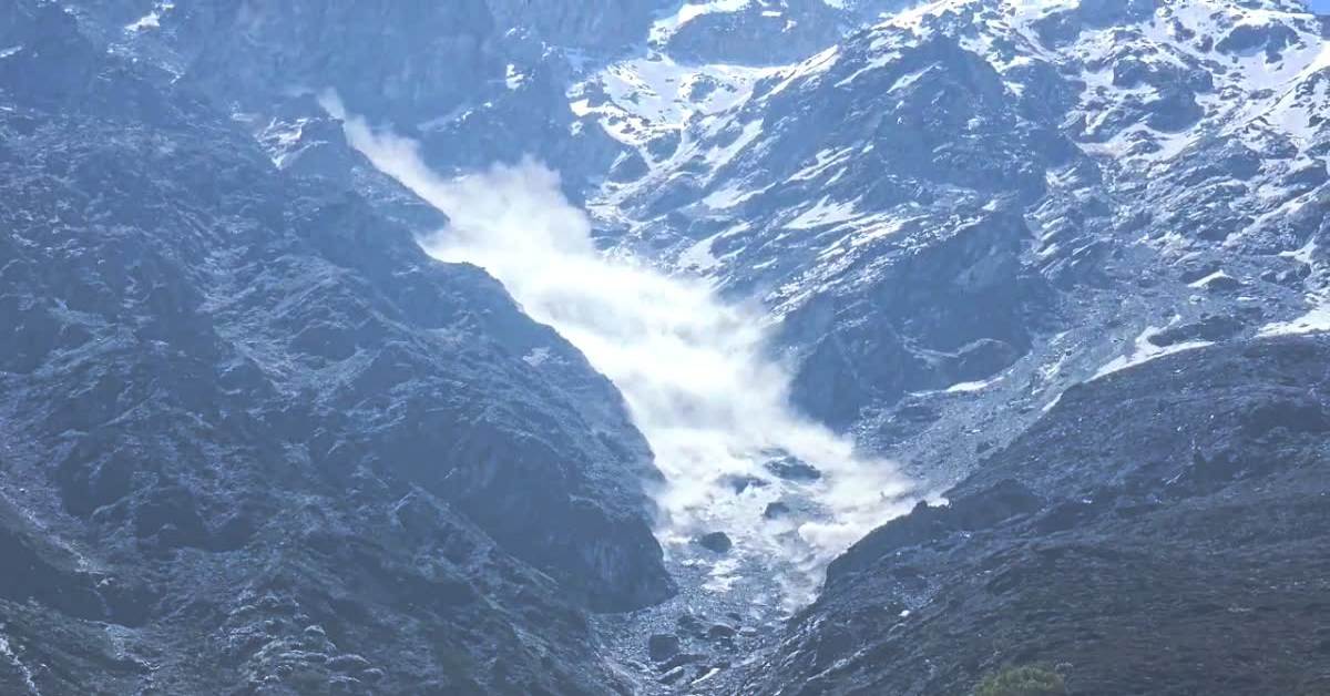 बद्रीनाथ धाम के पास कंचनगंगा क्षेत्र में टूटा ग्लेशियर, तापमान गिरने से खिसक रही बर्फ