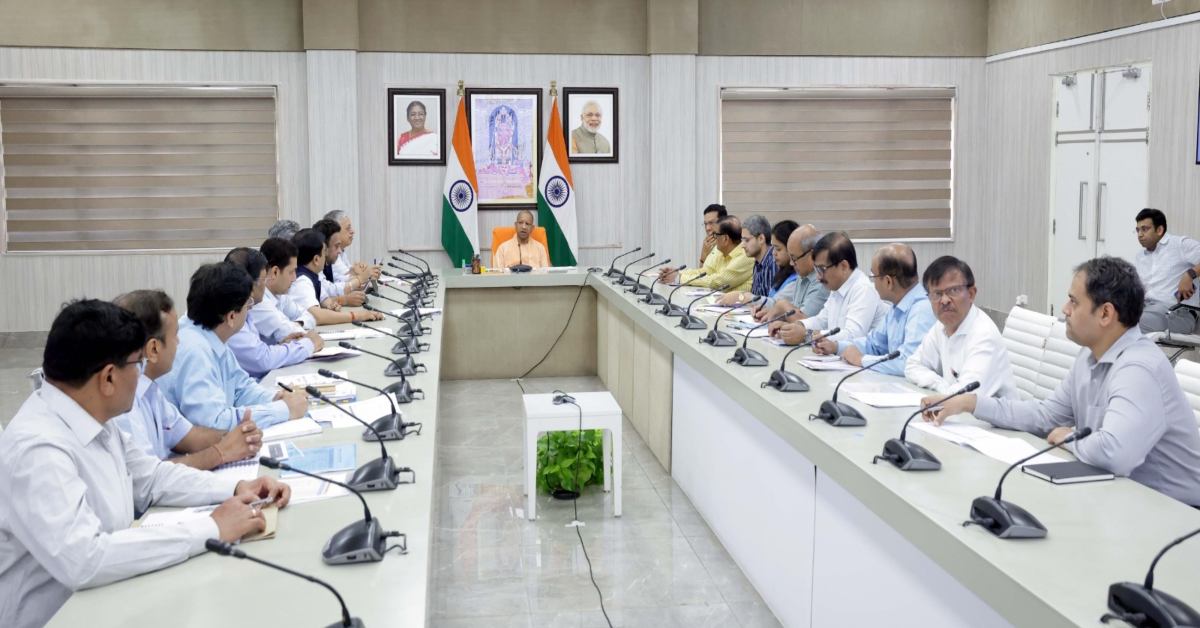 सीएम योगी ने पावर कॉरपोरेशन के अधिकारियों की ली बैठक, निर्बाध विद्युत आपूर्ति के दिए निर्देश