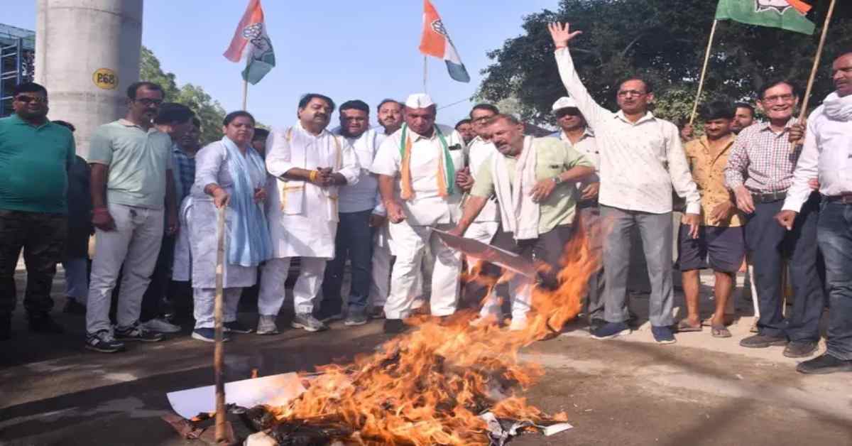 बयान पर बवालः राहुल गांधी और उनके परिवार पर मंत्री दिनेश सिंह की अपमानजनक टिप्पणी पर भड़के कांग्रेसी, पुतला जलाकर कर दी बड़ी मांग