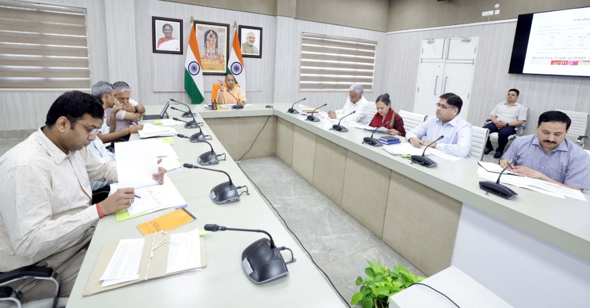 योगी की अधिकारियों को नसीहत, कहा- राजस्व वृद्धि के साथ विश्वास आधारित प्रशासन का मॉडल भी करना होगा प्रस्तुत