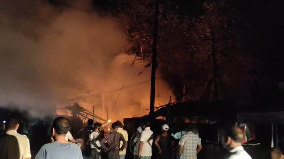 CG Fire News : कचरे के ढेर से फैली आग, तीन दुकानें जलकर खाक