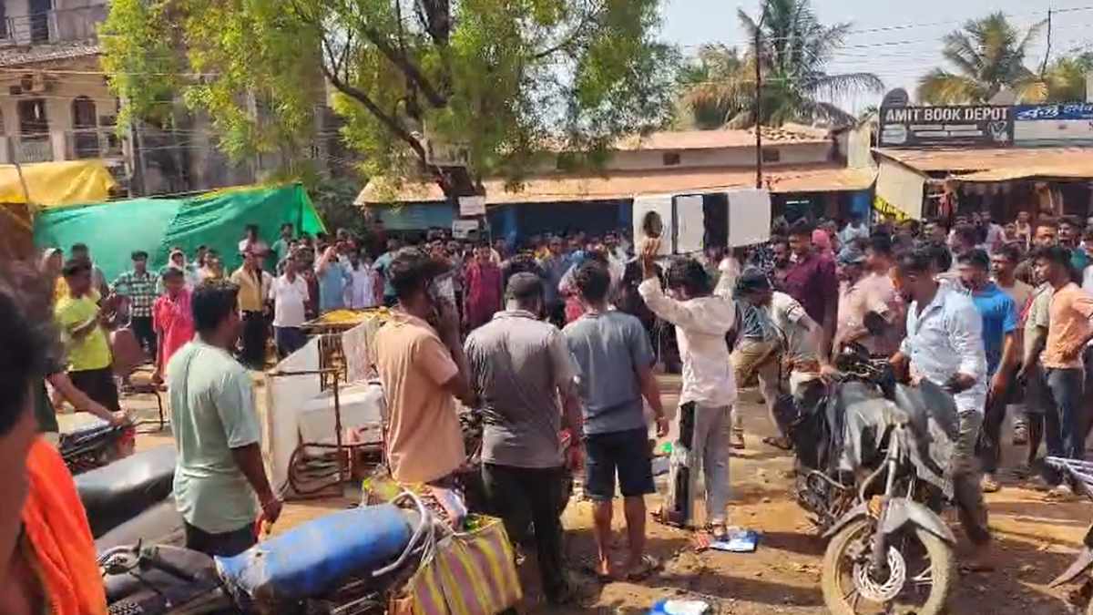 मासूम की मौत के बाद बवाल : डॉक्टर पर लापरवाही का आरोप, ग्रामीणाें ने अस्पताल में की तोड़फोड़
