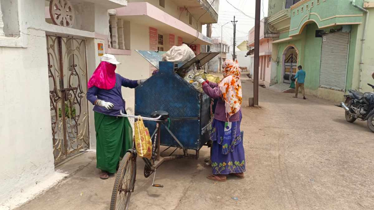 हीटवेव में 10 घंटे ड्यूटी करने को मजबूर सफाई मित्र, व्यवस्था पर उठे सवाल, टाइमिंग में बदलाव की मांग