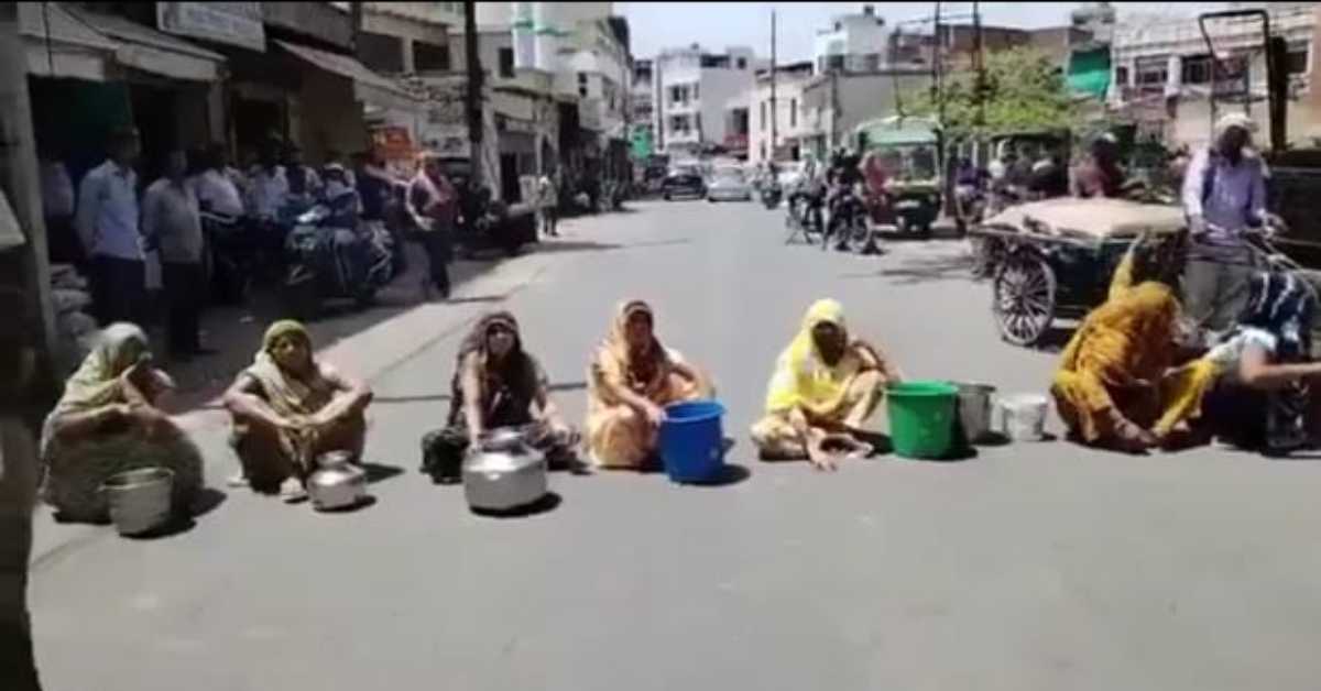 ये कौन सा विकास है योगी जी? पानी की समस्या से जूझ रही ताज नगरी, तपती दोहरी में सड़क पर बैठकर महिलाओं ने सरकार को दिखाया आइना