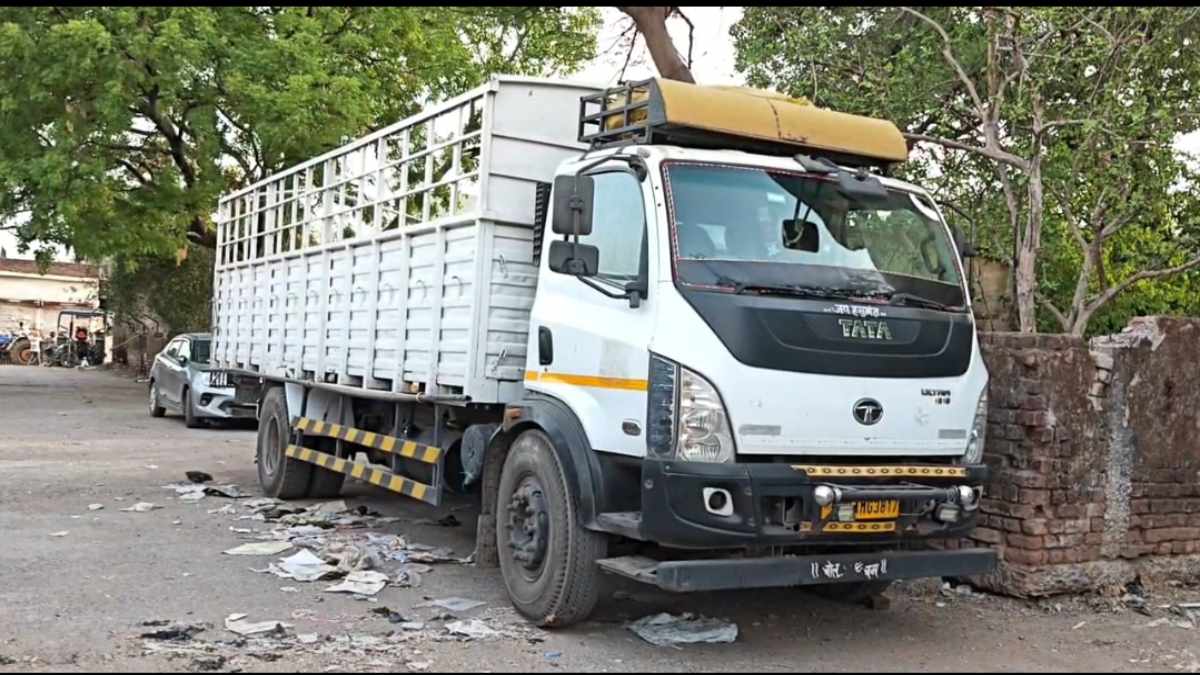 लोहे के सामान से भरा माजदा जब्त, वैध दस्तावेज नहीं मिलने पर GST विभाग ने की कार्रवाई
