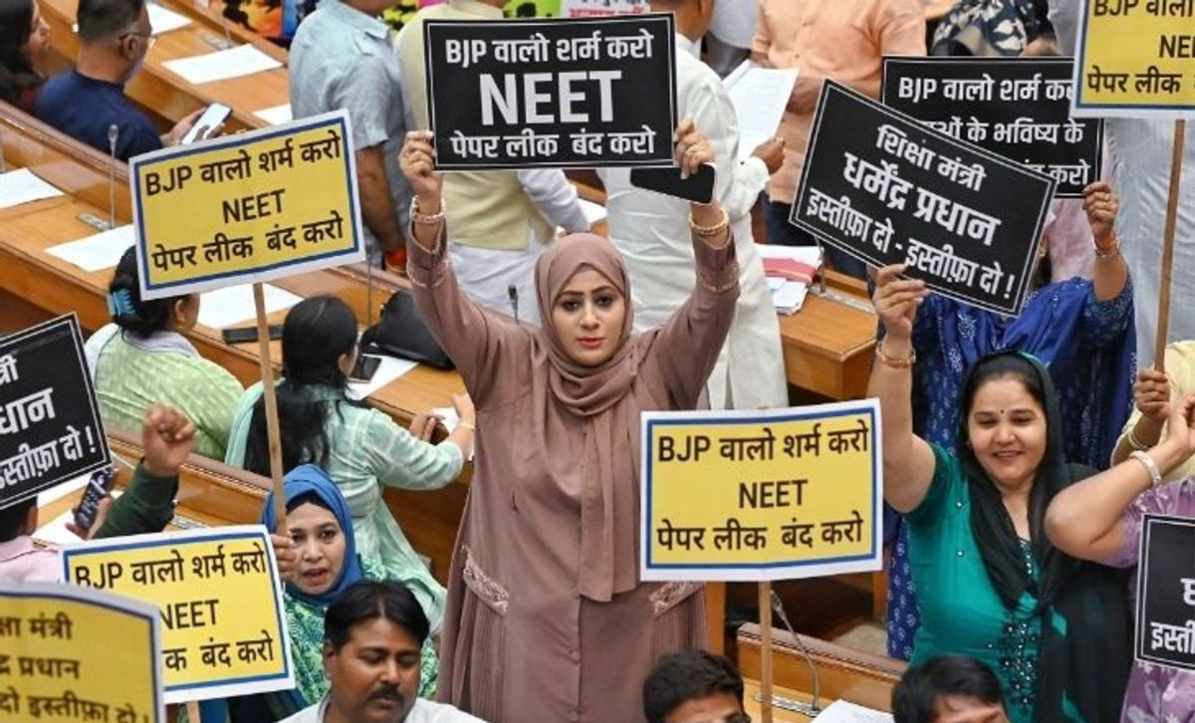 NEET मामले में CBI ने डॉक्टर समेत 2 को किया गिरफ्तार, एक ने बेटे समेत 3 को पेपर दिलवाया