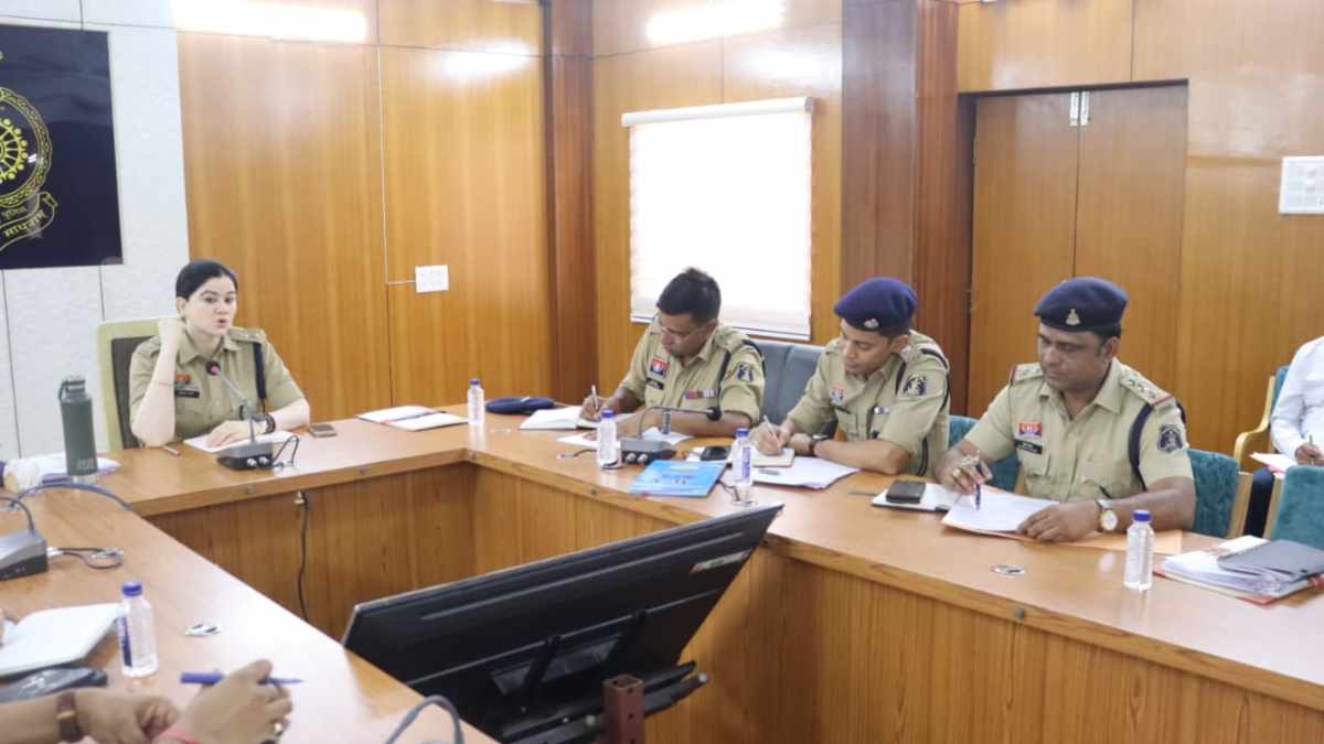 कानून व्यवस्था को लेकर एसपी अंकिता शर्मा की मैराथन बैठक, थाना प्रभारियों को दिए सख्त निर्देश, सोशल मीडिया मॉनिटरिंग बढ़ाने पर दिया जोर