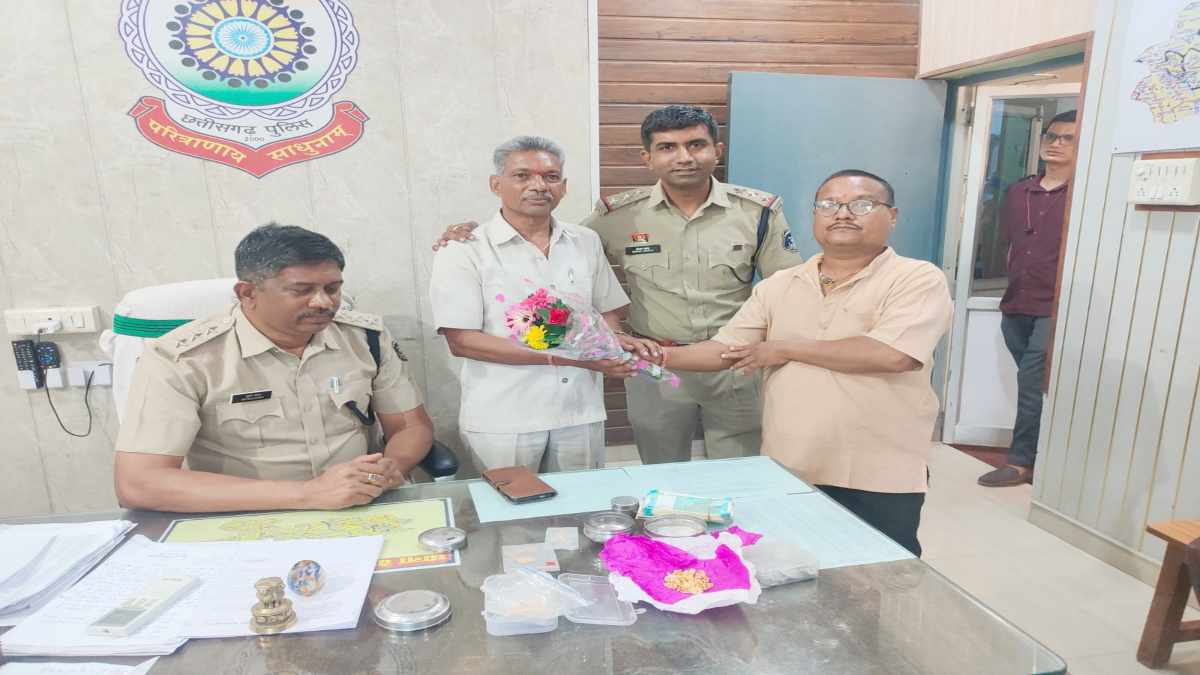 ईमानदारी की मिसाल : सड़क पर मिला लाखों के जेवर और नगदी से भरा बैग, आनंद साहू ने पुलिस को सौंपा, नगर में हो रही सराहना