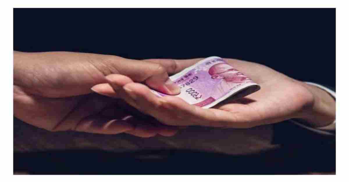 पैसे नहीं दिए तो… लेखपाल पर 50 हजार रिश्वत मांगने का आरोप, किसान ने लगाई न्याय की गुहार, कहा- खेत के बीच से नाली निकालने की दी धमकी