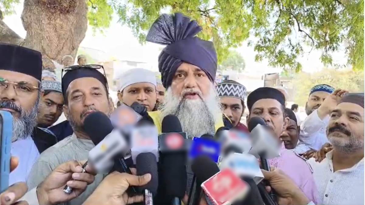 ईद की नमाज के बाद इंदौर शहर काजी का बड़ा बयानः कहा- स्मार्टफोन परिवारों में बढ़ा रहा नफरत, कीपैड मोबाइल चलाएं, UCC कबूल नहीं