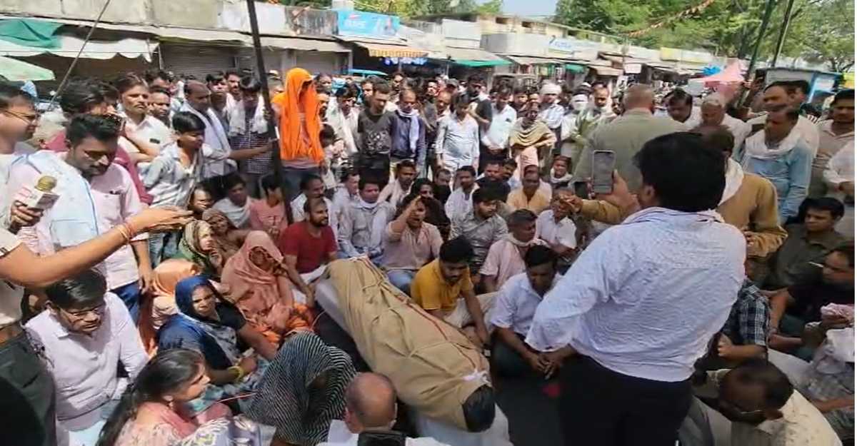 जनसुनवाई में बुजुर्ग की मौत पर भड़का आक्रोशः तहसीलदार पर FIR की मांग को लेकर शव रख किया प्रदर्शन, कलेक्टर के आश्वासन पर मामला हुआ शांत