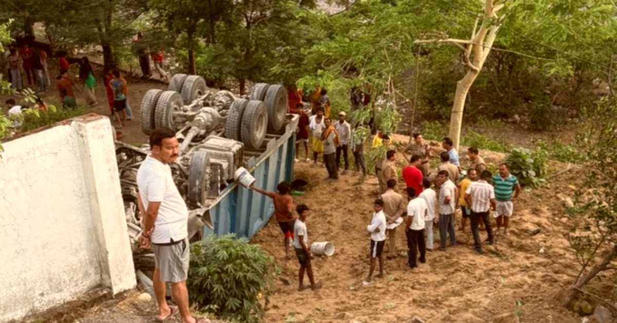 रफ्तार का कहरः अनियंत्रित ट्रक की चपेट में आई झोपड़ी, चालक और महिला की उखड़ी सांसें