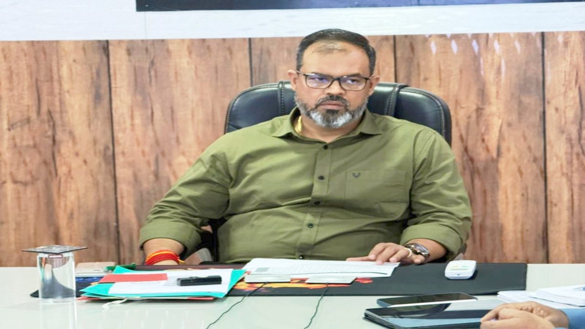 खाद वितरण में लापरवाही पर बड़ा एक्शन : कलेक्टर ने 21 समितियों के 66 अधिकारी-कर्मचारियों को जारी किया शोकॉज नोटिस