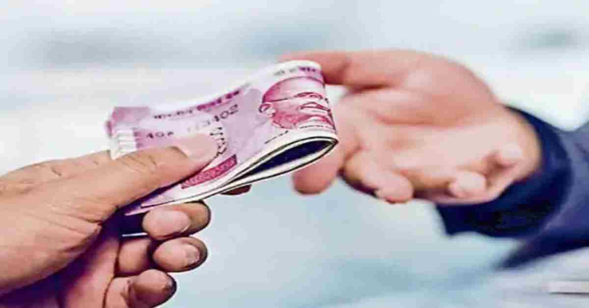 सैलरी से पेट नहीं भरता? सब-रजिस्ट्रार रिश्वत लेते रंगे हाथ गिरफ्तार, जमीन के बैनामे के बदले मांगे थे डेढ़ लाख