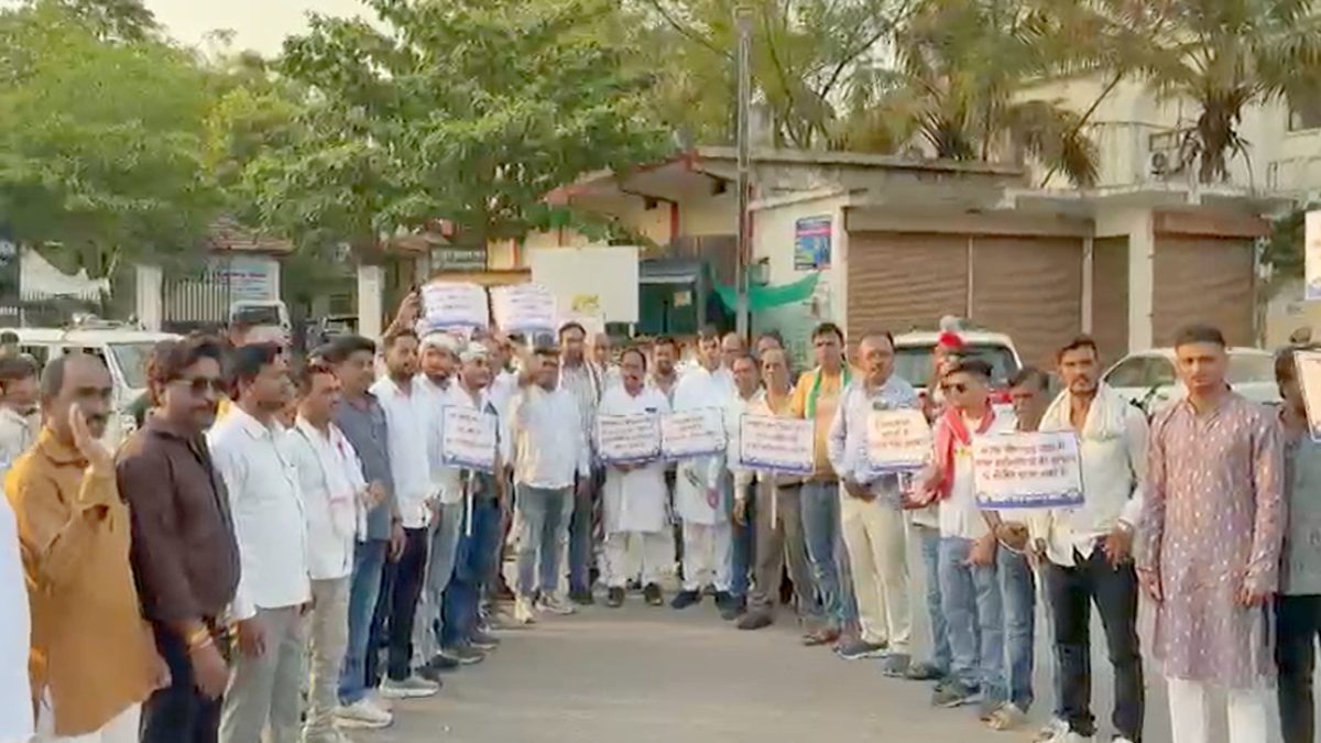 BJP-RSS के खिलाफ कांग्रेस ने किया प्रदर्शन, कहा – आदिवासी हमारी पहचान